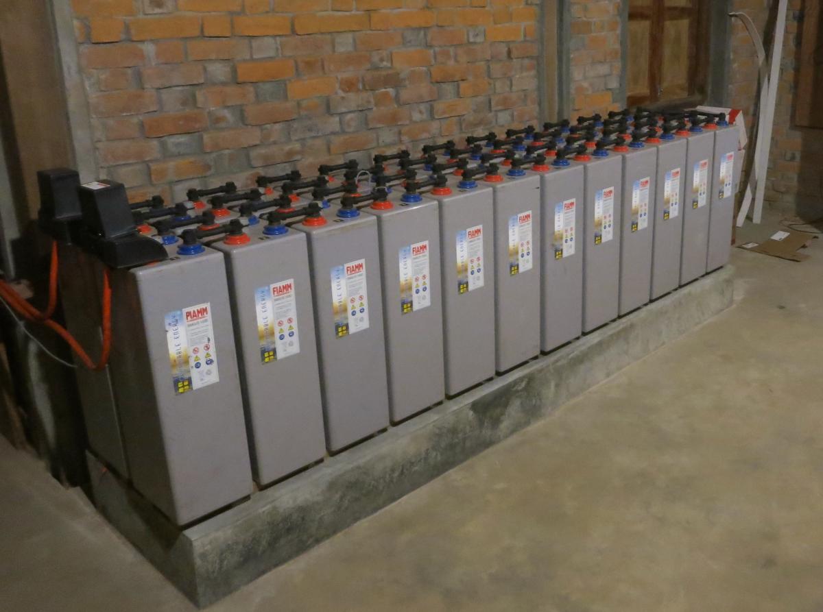 Eine volle Ladung steht in dieser kostbaren Batteriebank aus Italien bereit