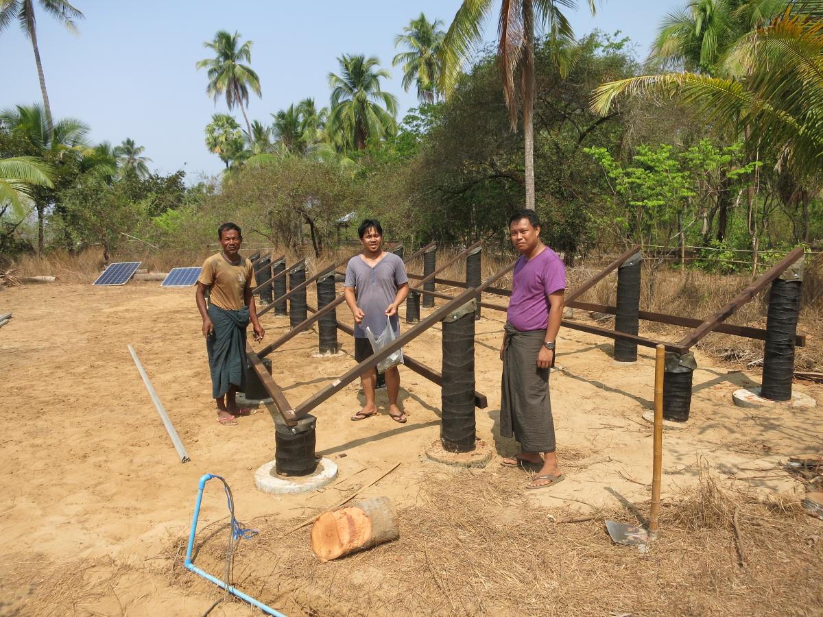 Myanmar Solar Kyaw Min Tun (r) leicht verwundert - unseren Stellanlage für seine 24 Panels sieht...interessant aus