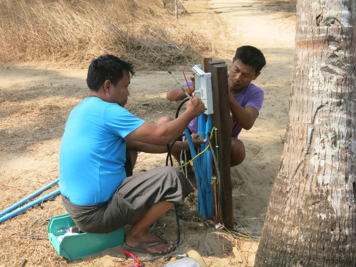 Da sind Kyaw Min Tun und Tho Tho bei der Verkabelung der Hauptlinien