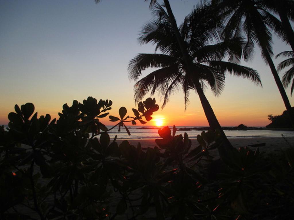  Sonnenuntergang am Strand von Zikhone
